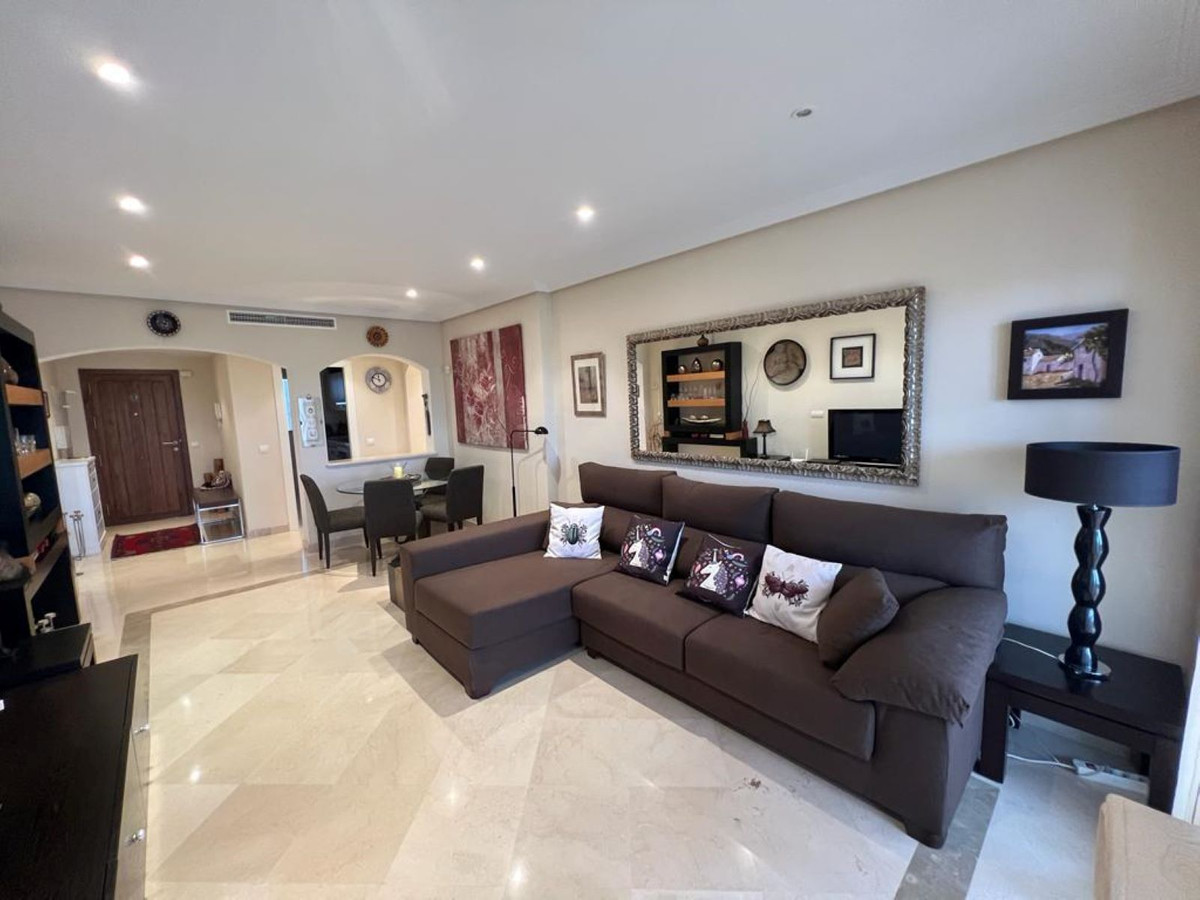Piso de 3 Dormitorios y 2 Baños en venta en Los Arqueros, Benahavís