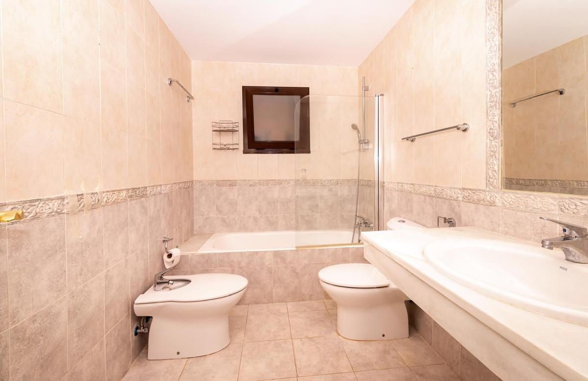 Piso de 4 Dormitorios y 3 Baños en venta en Estepona