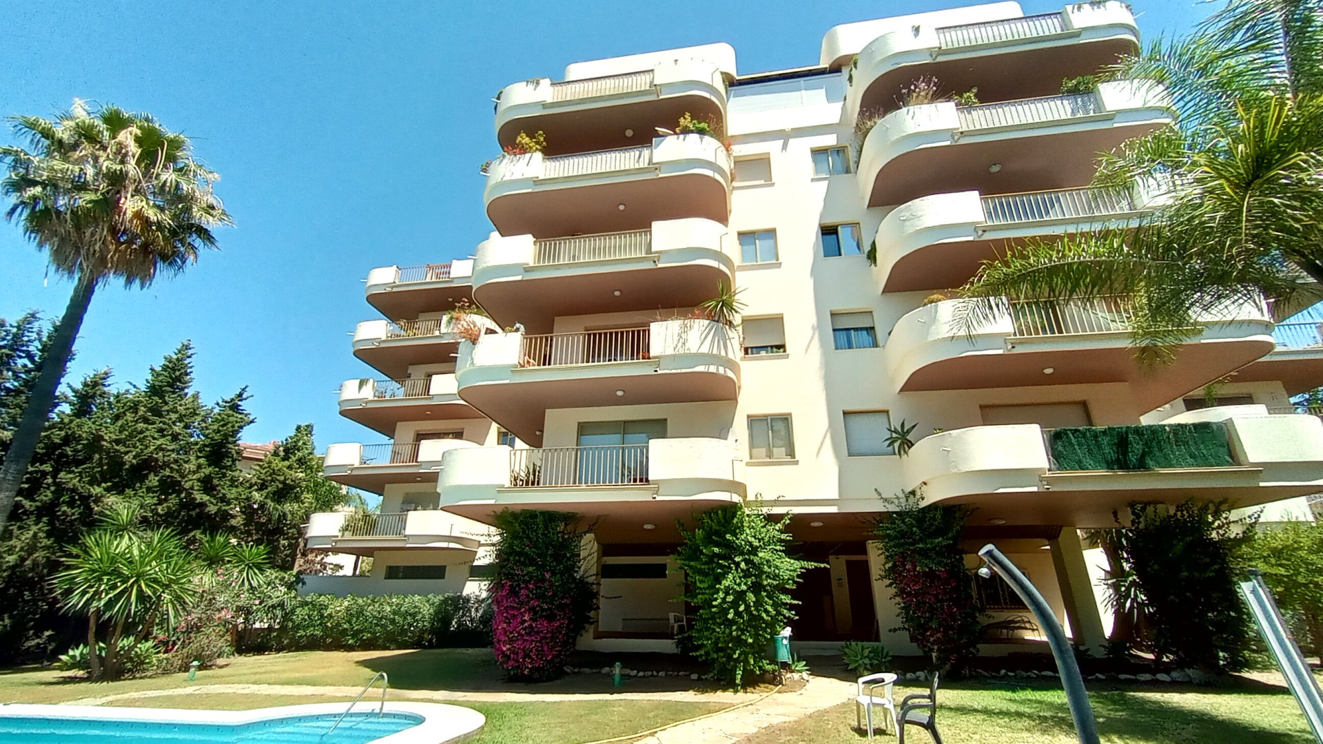 Piso de 2 Dormitorios y 1 Baño en venta en Nueva Andalucía, Marbella