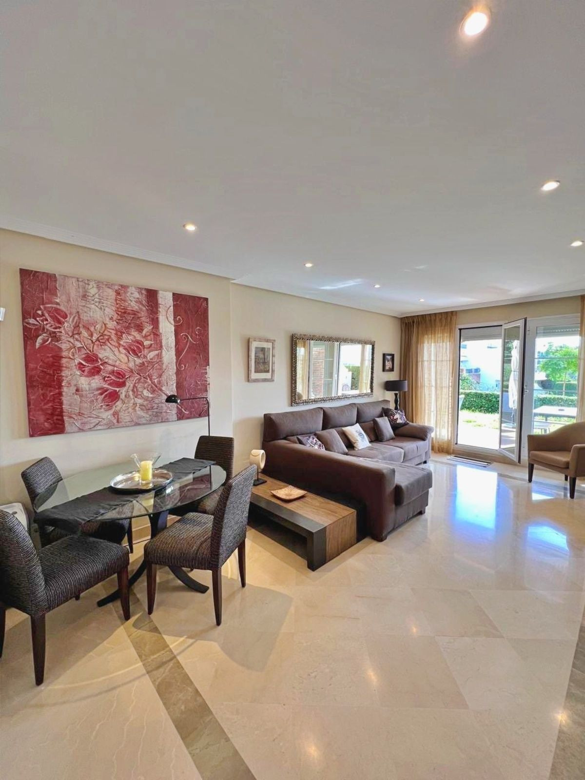 Piso de 3 Dormitorios y 2 Baños en venta en Los Arqueros, Benahavís
