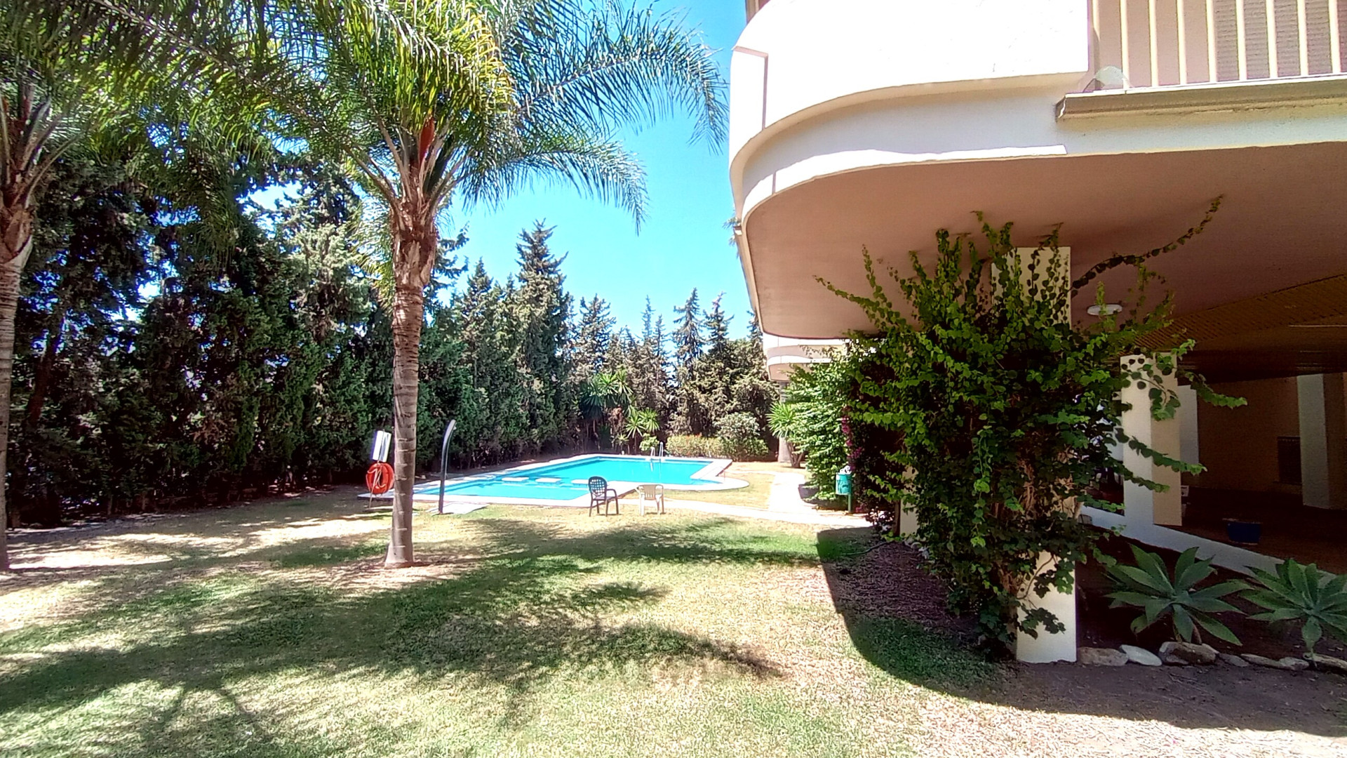 Piso de 2 Dormitorios y 1 Baño en venta en Nueva Andalucía, Marbella