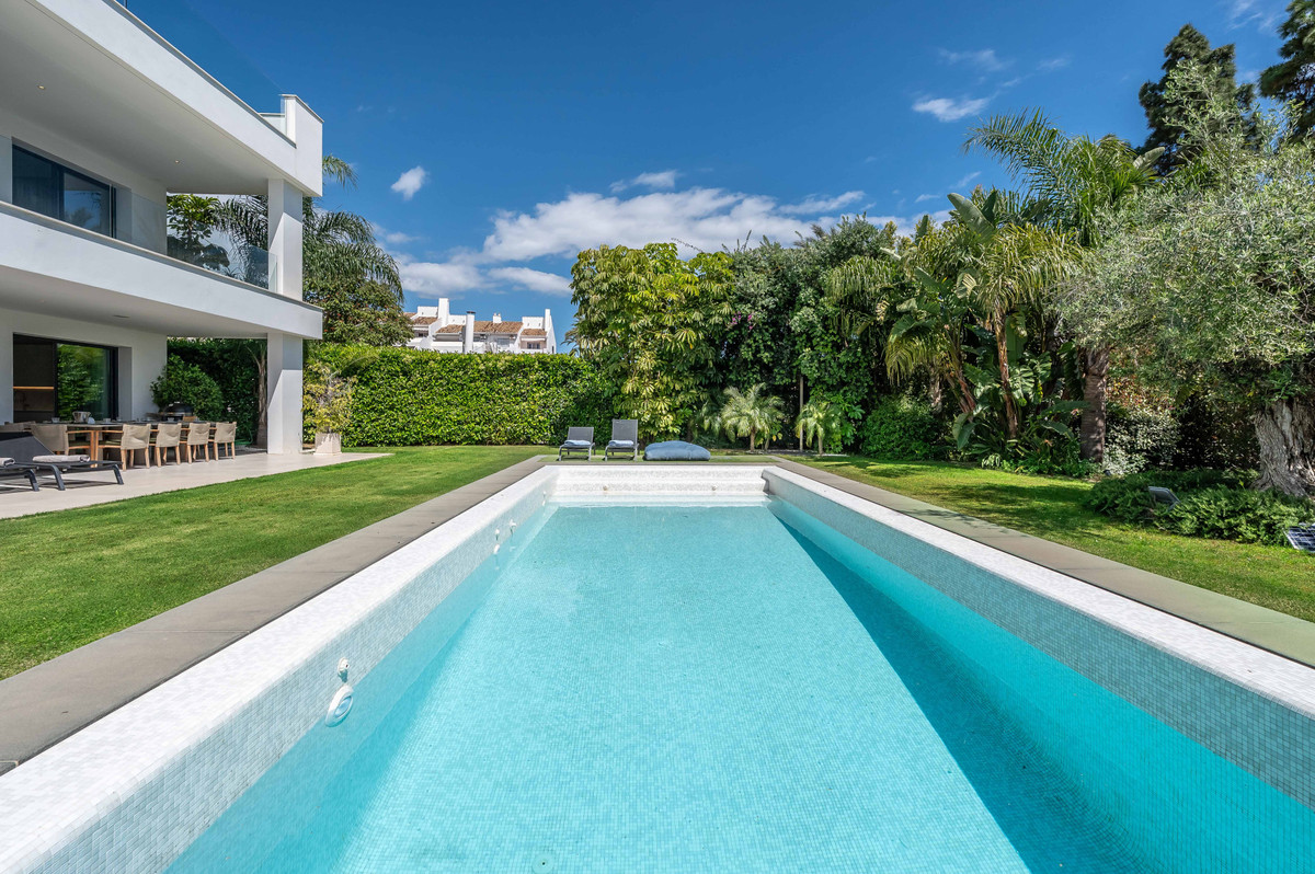 Casa de 5 Dormitorios y 5 Baños en venta en Nueva Andalucía, Marbella