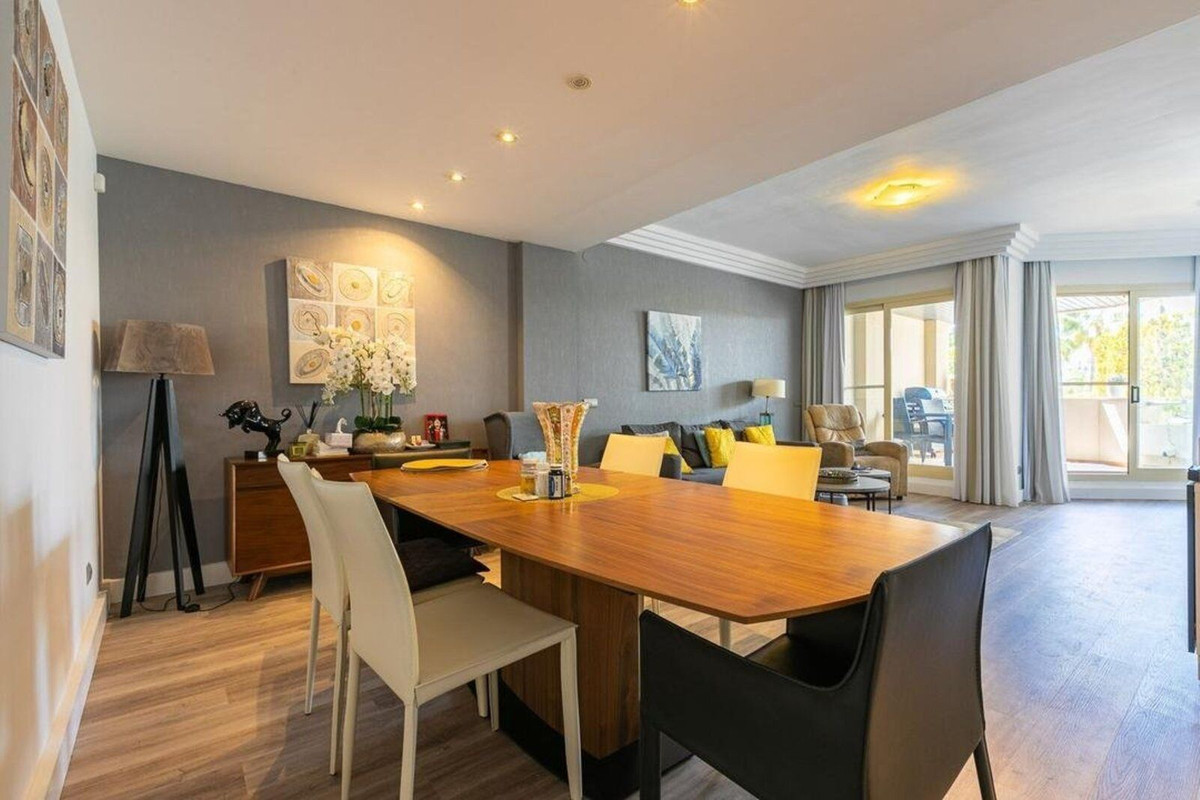 Piso de 2 Dormitorios en venta en Nueva Andalucía, Marbella