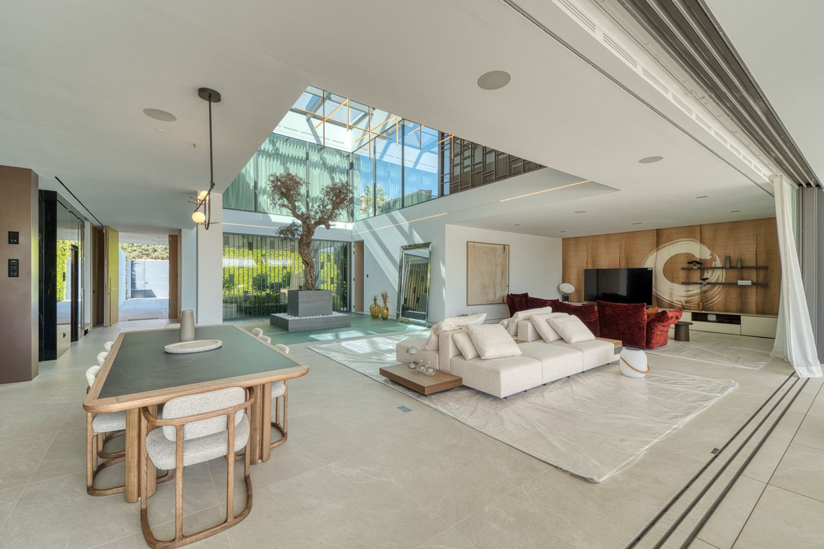 Casa de 5 Dormitorios y 5 Baños en venta en Milla de Oro, Marbella