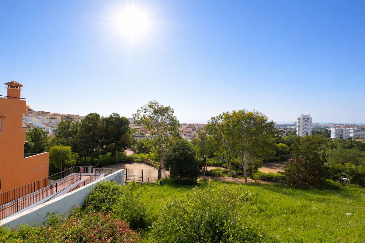Casa Adosada de 3 Dormitorios y 2 Baños en venta en Arroyo de la Miel, Benalmádena