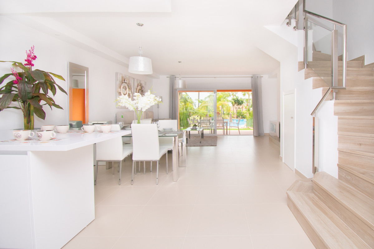 Casa Adosada de 3 Dormitorios en venta en El Paraíso, Estepona