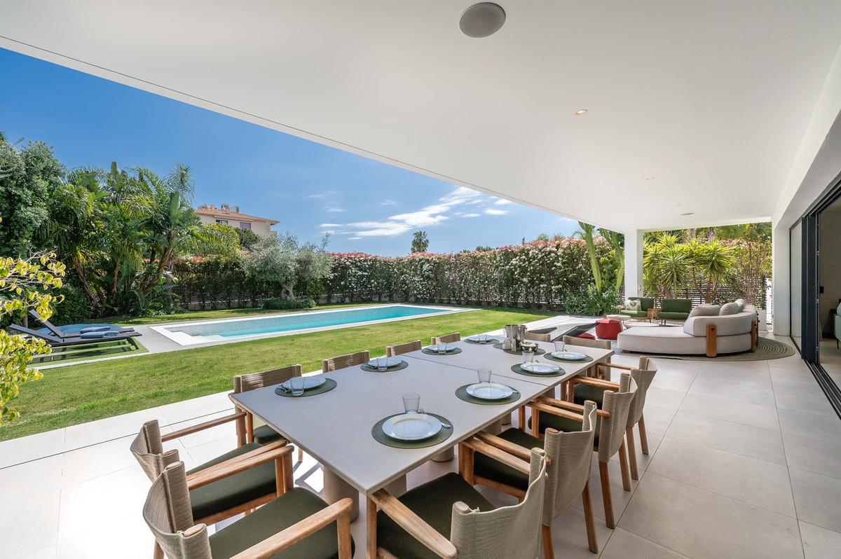 Casa de 5 Dormitorios y 5 Baños en venta en Nueva Andalucía, Marbella