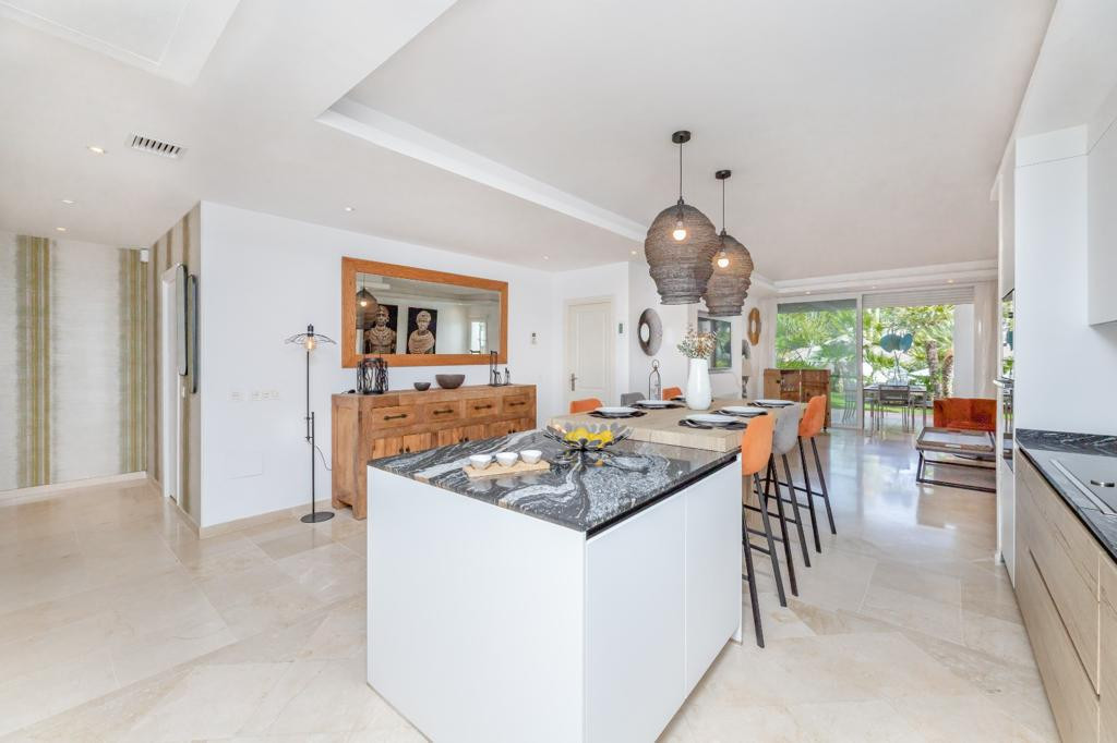 Piso de 3 Dormitorios y 3 Baños en venta en Cortijo Blanco, San Pedro de Alcántara