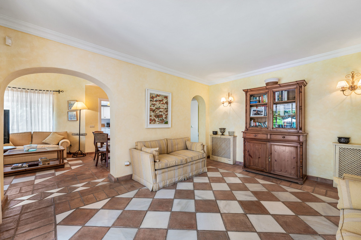 5 Bed, 5 Bath - Villa for Sale in San Pedro de Alcántara