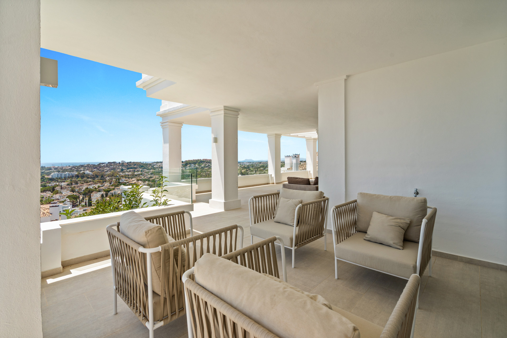 Piso de 5 Dormitorios en venta en Nueva Andalucía, Marbella