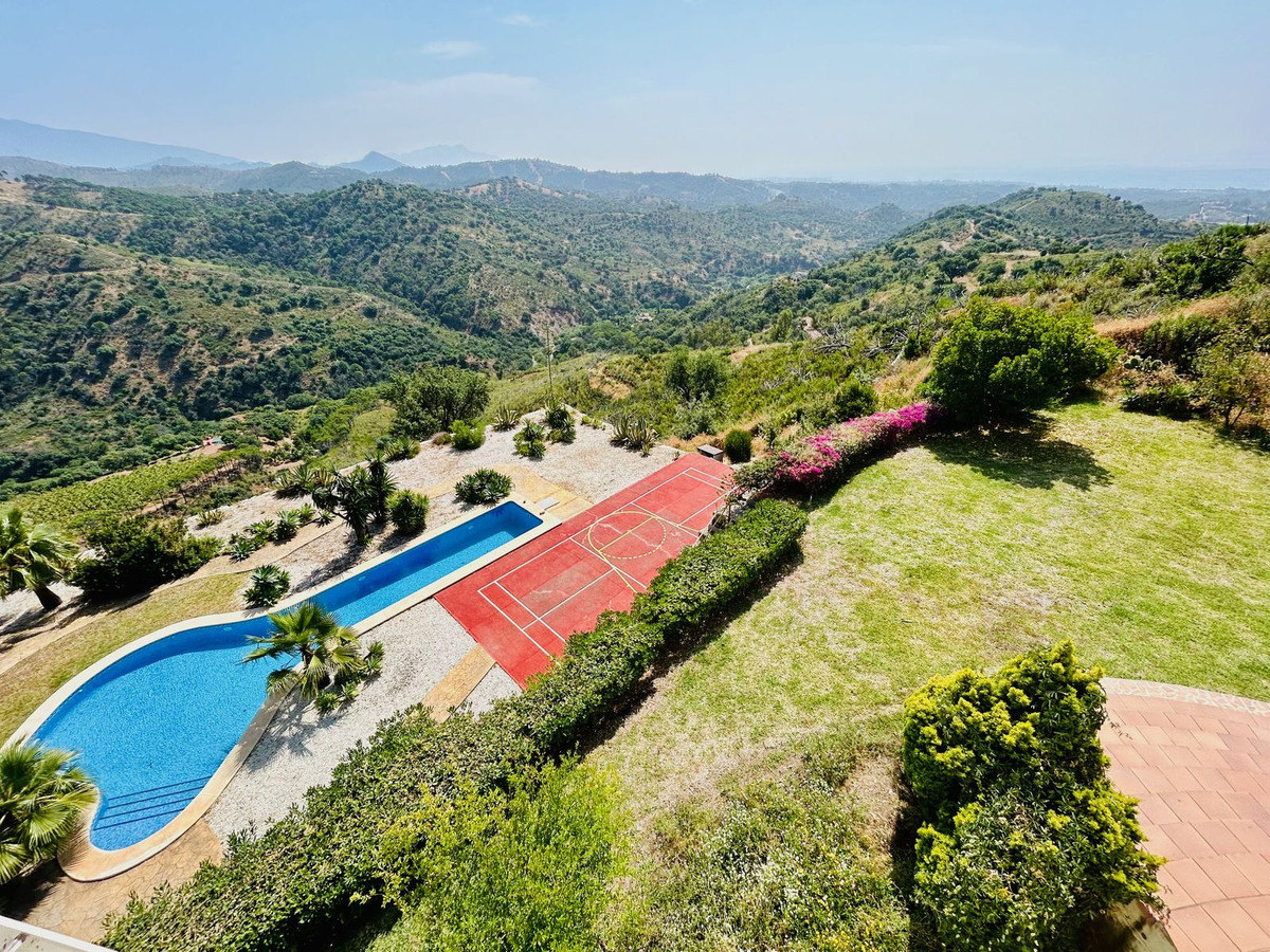 Casa de 7 Dormitorios en venta en Estepona