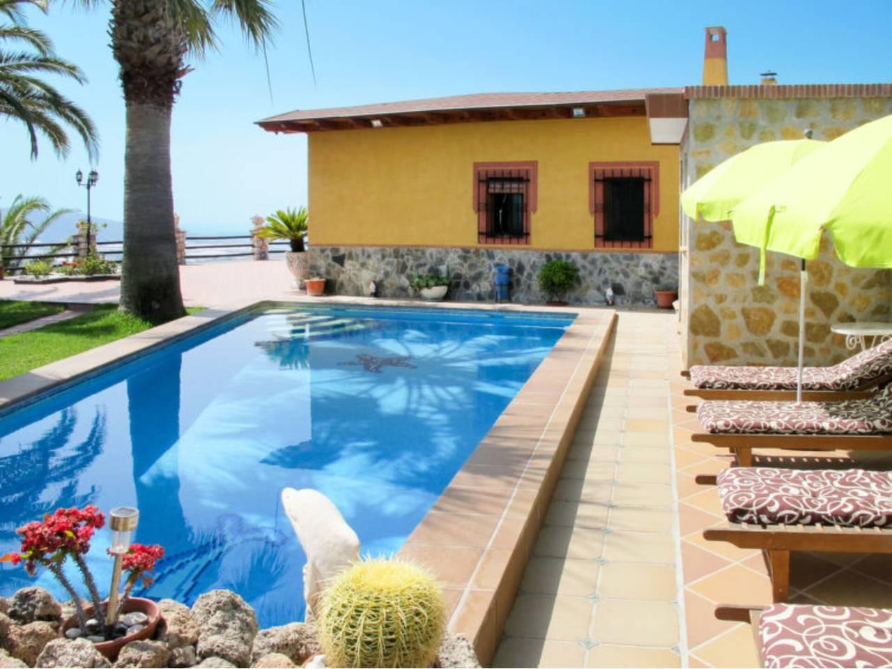 Casa Adosada de 2 Dormitorios y 1 Baño en venta en Motril