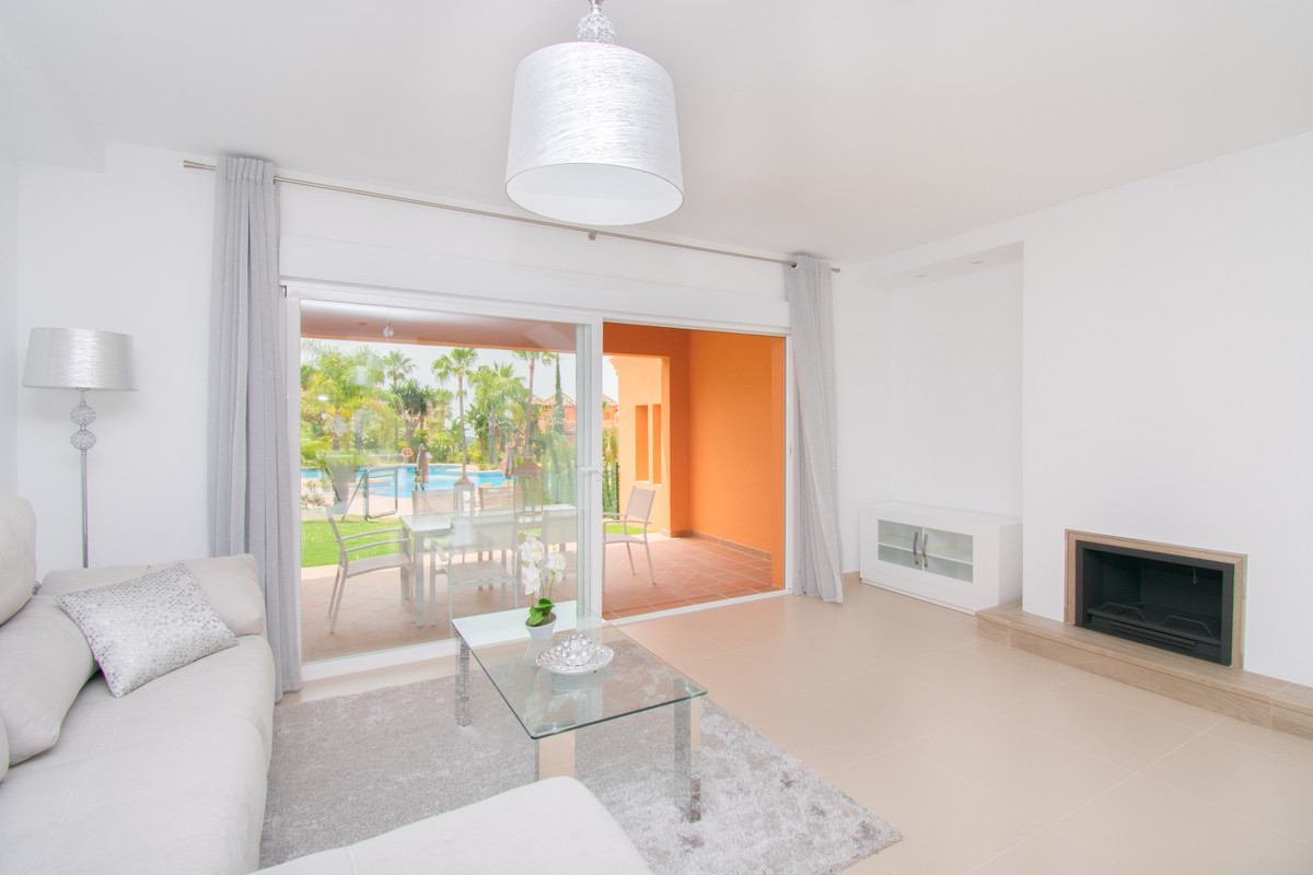 Casa Adosada de 3 Dormitorios en venta en El Paraíso, Estepona