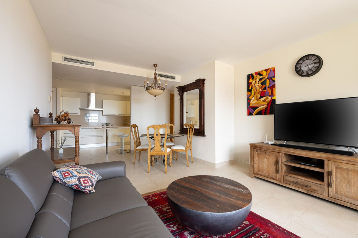 Piso de 3 Dormitorios en venta en Los Monteros, Marbella