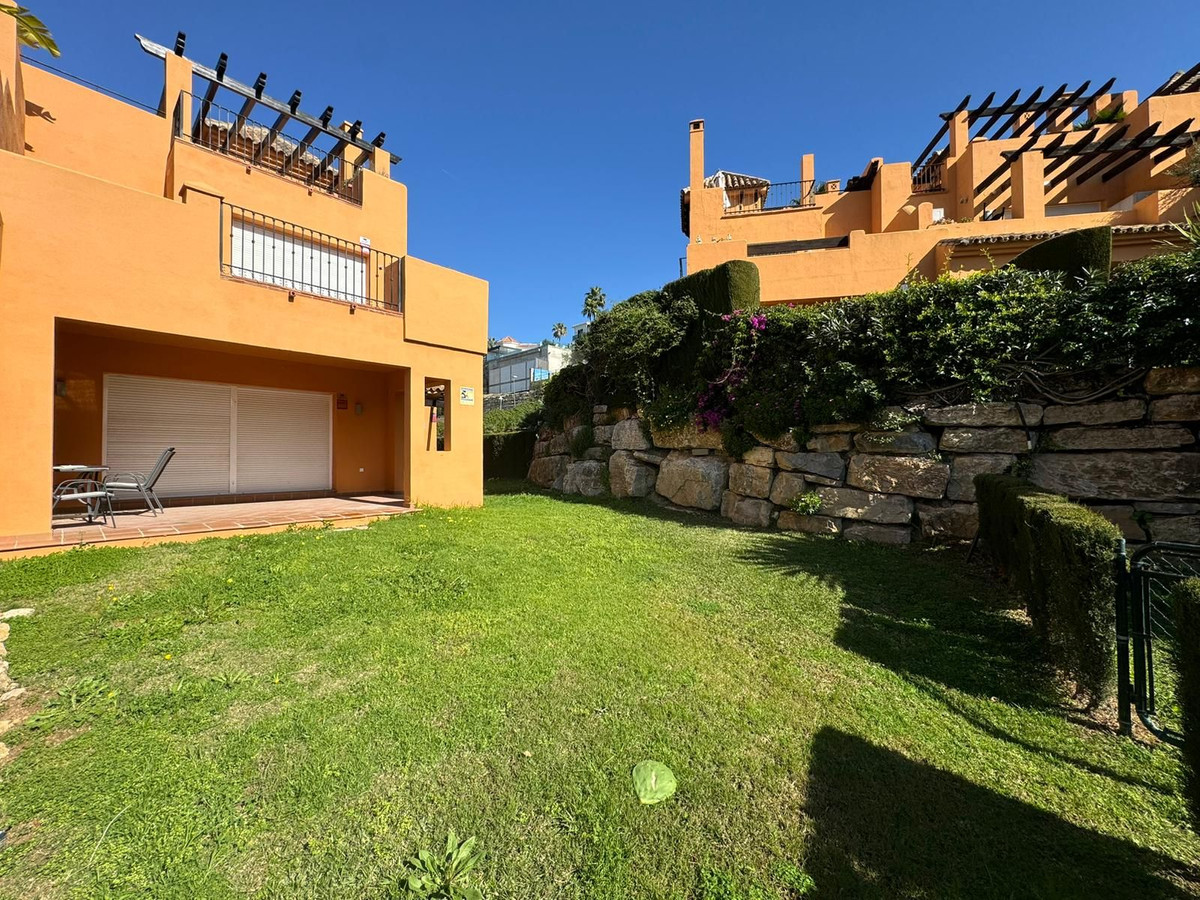 4 спални, 3 бани - Вила за продажба в El Paraiso, Estepona