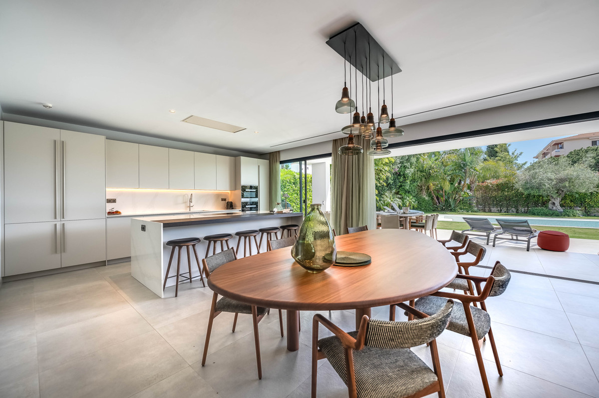 Casa de 5 Dormitorios y 5 Baños en venta en Nueva Andalucía, Marbella