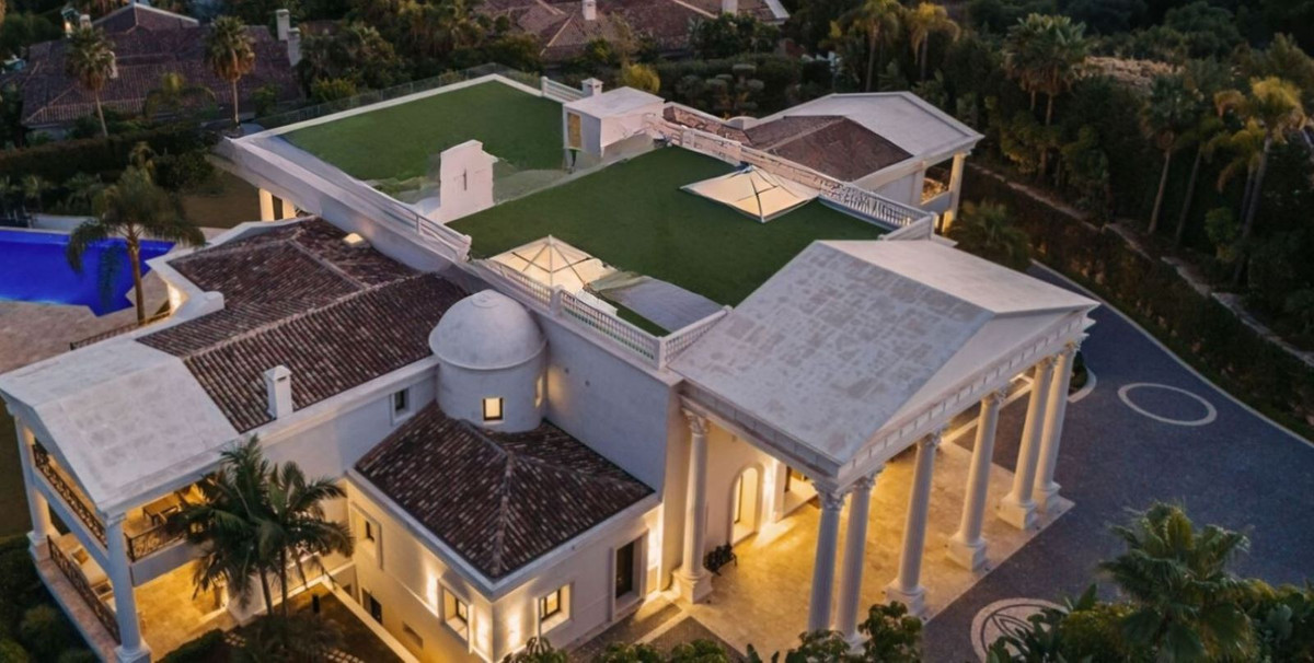 Casa de 10 Dormitorios y 13 Baños en venta en Sierra Blanca, Marbella