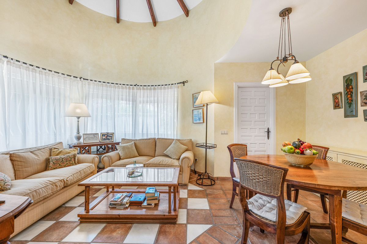 5 Bed, 5 Bath - Villa for Sale in San Pedro de Alcántara