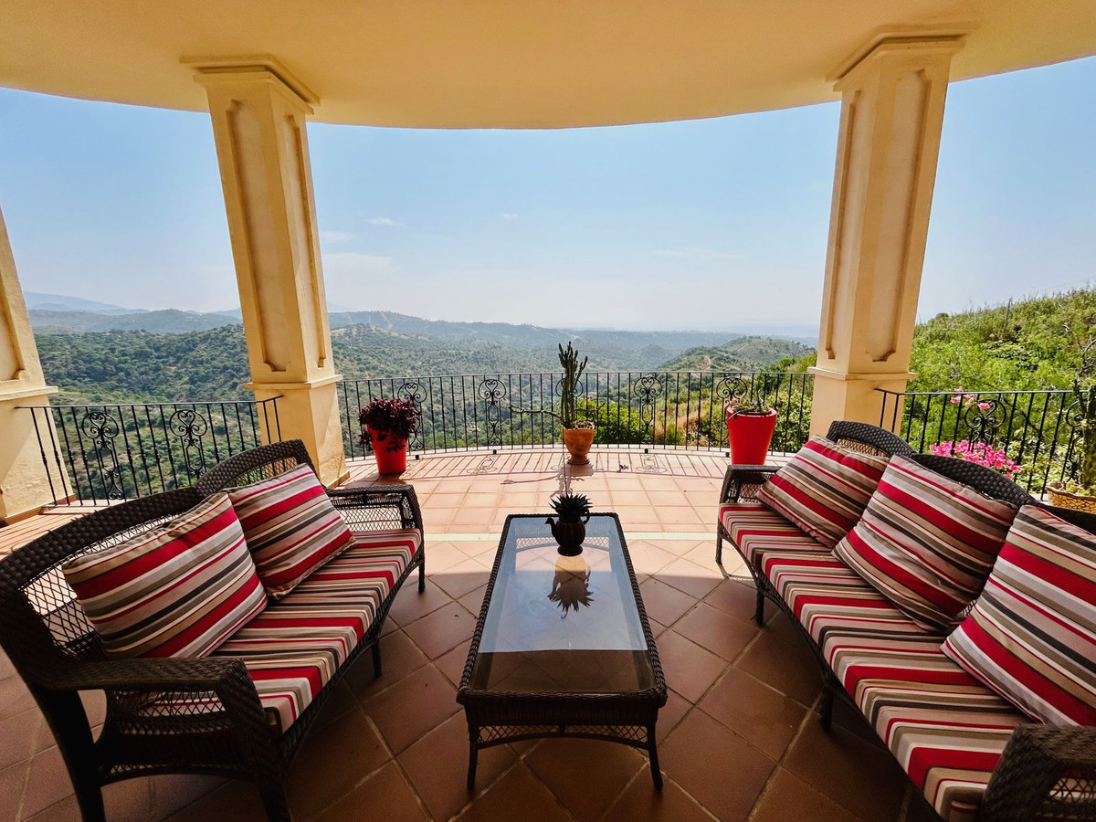 Casa de 7 Dormitorios en venta en Estepona