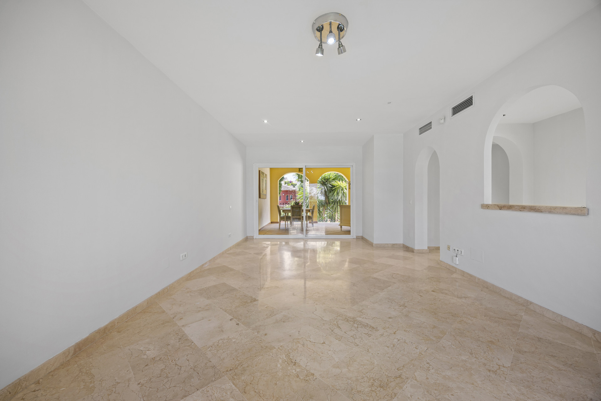 Piso de 2 Dormitorios en venta en Guadalmina Alta, San Pedro de Alcántara