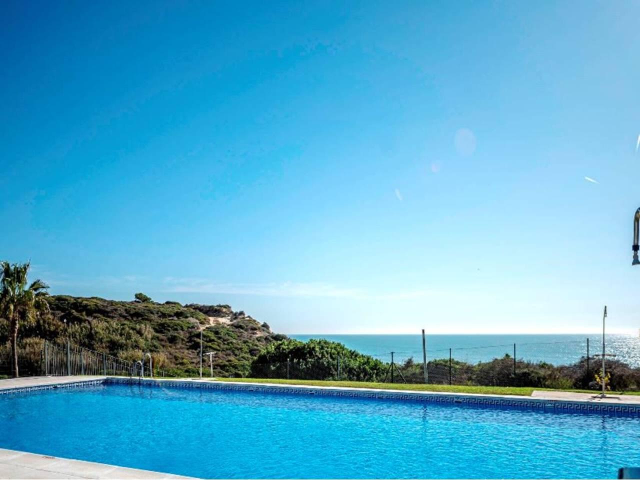 Casa Adosada de 4 Dormitorios en venta en Conil de la Frontera