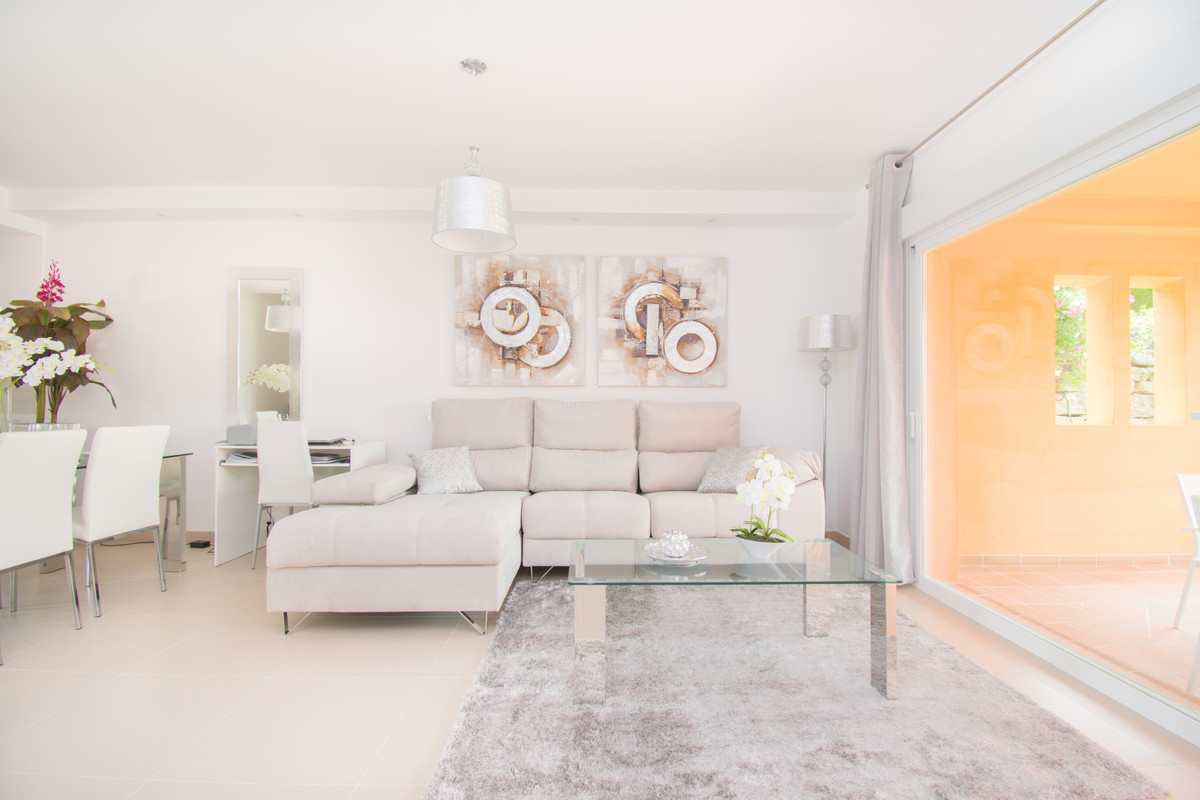 Casa Adosada de 3 Dormitorios en venta en El Paraíso, Estepona