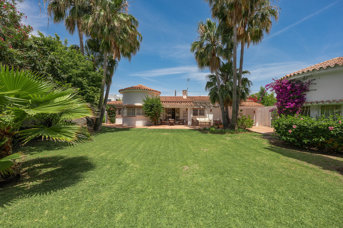 5 Bed, 5 Bath - Villa for Sale in San Pedro de Alcántara