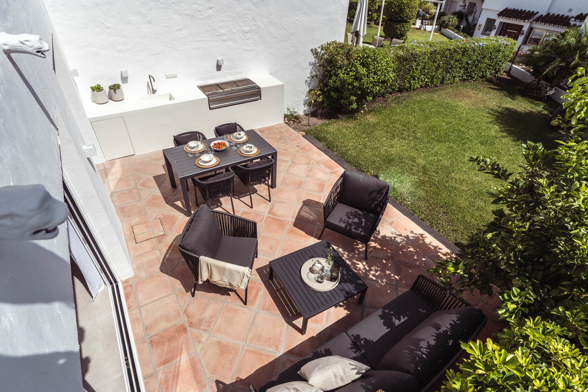 Casa Adosada de 3 Dormitorios y 3 Baños en venta en Nueva Andalucía, Marbella