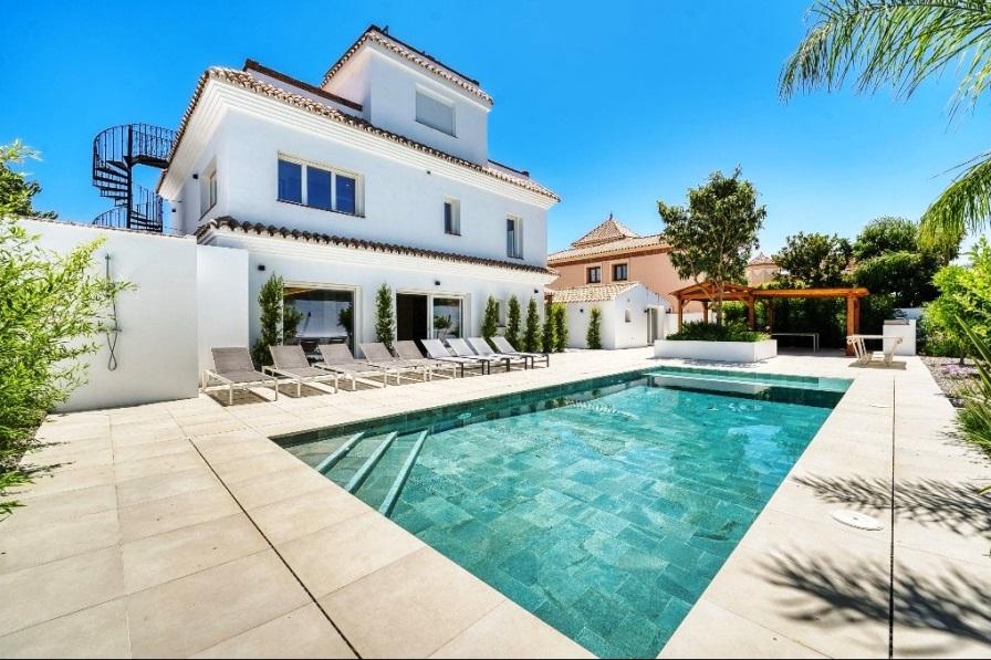 Casa de 6 Dormitorios y 7 Baños en venta en Nueva Andalucía, Marbella