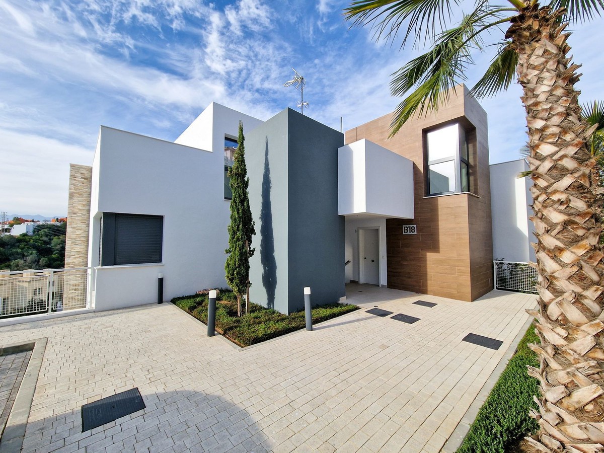 Piso de 2 Dormitorios en venta en Artola, Marbella