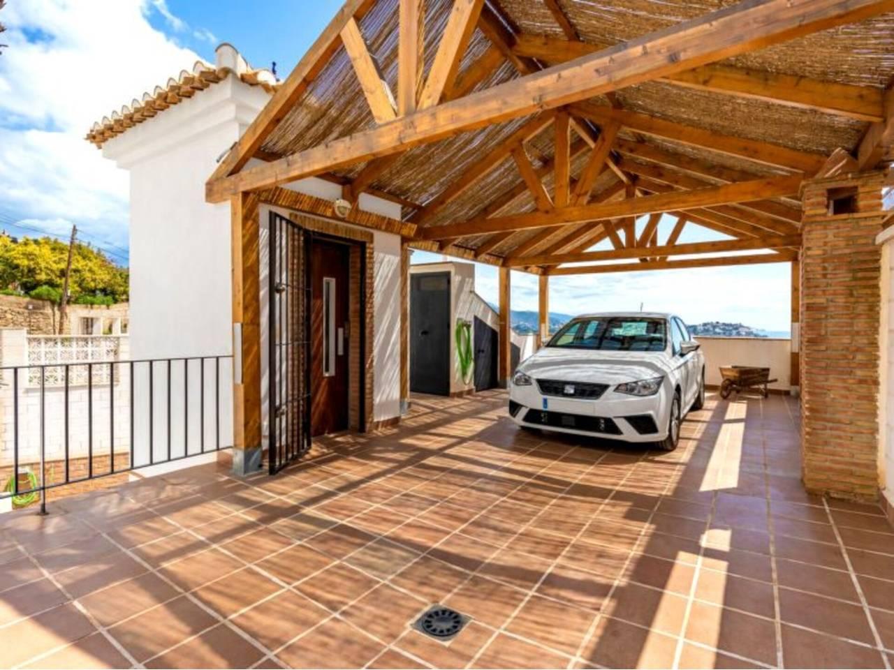 Casa Adosada de 4 Dormitorios y 3 Baños en venta en Almuñecar