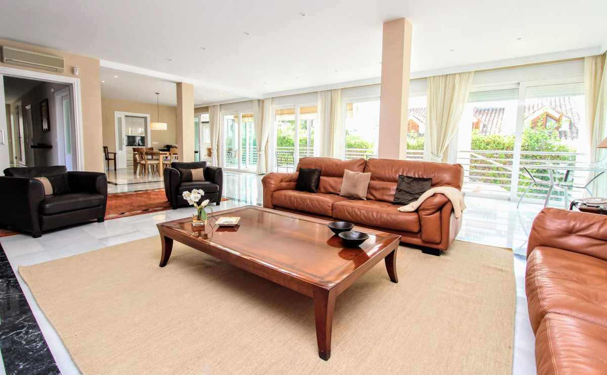Casa de 6 Dormitorios y 6 Baños en venta en San Pedro de Alcántara