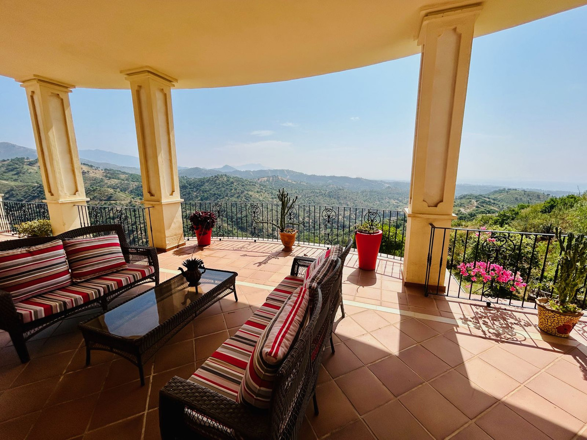 Casa de 7 Dormitorios en venta en Estepona