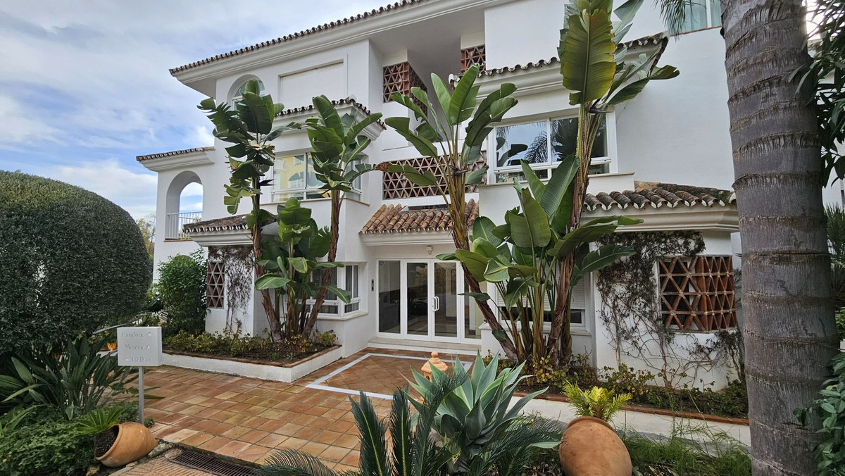 Piso de 3 Dormitorios y 3 Baños en venta en Milla de Oro, Marbella