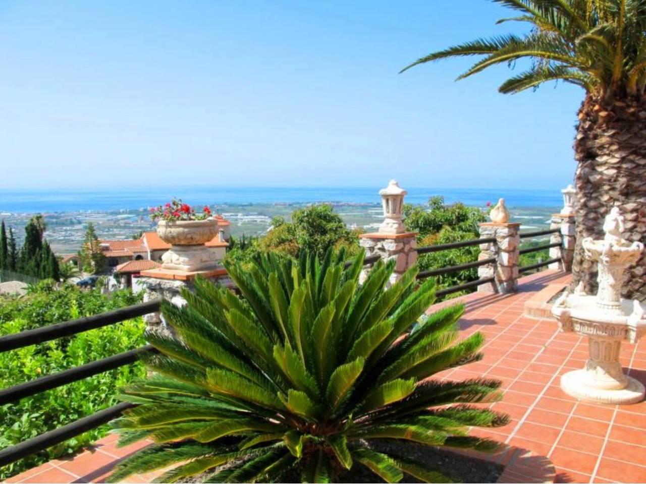 Casa Adosada de 2 Dormitorios y 1 Baño en venta en Motril