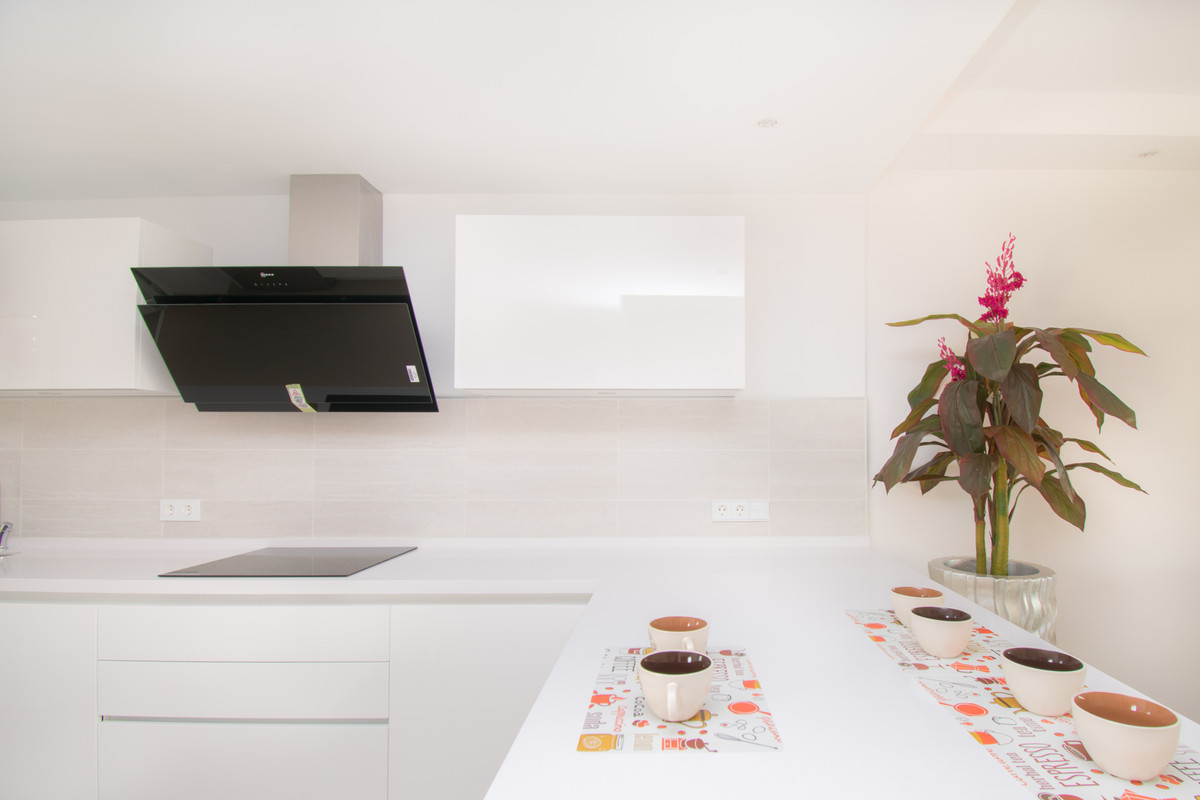 Casa Adosada de 3 Dormitorios en venta en El Paraíso, Estepona
