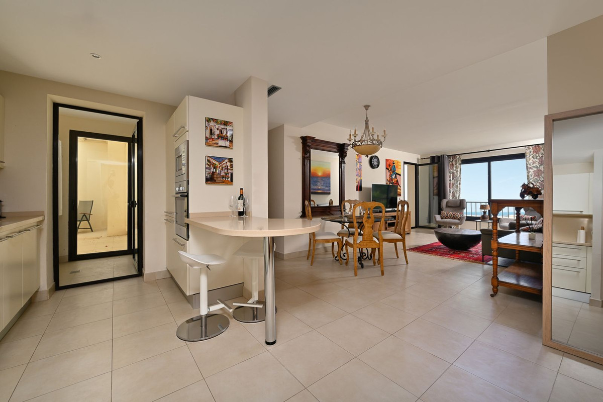 Piso de 3 Dormitorios en venta en Los Monteros, Marbella