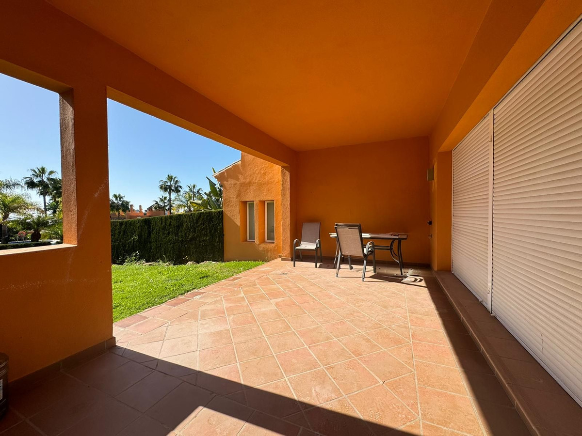 4 спални, 3 бани - Вила за продажба в El Paraiso, Estepona