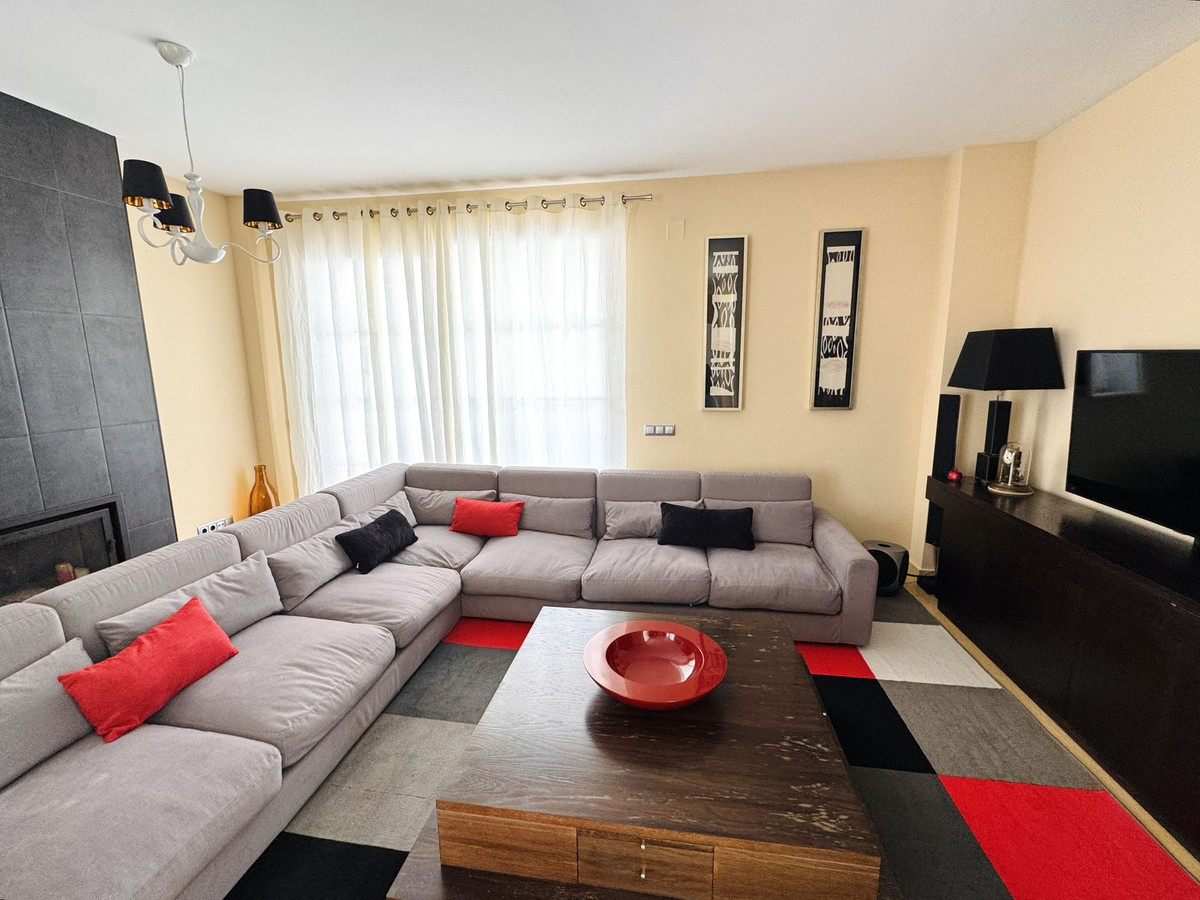 Casa de 5 Dormitorios y 5 Baños en venta en Nueva Milla de Oro, Estepona
