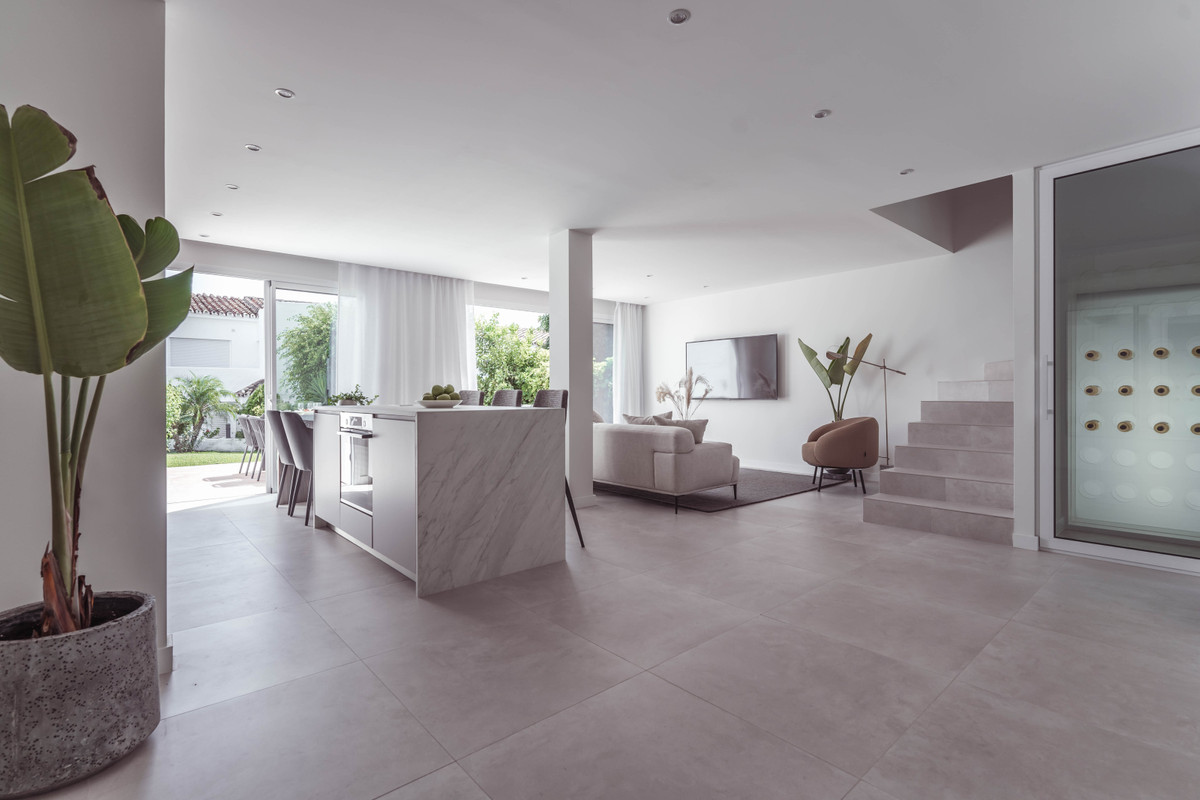 Casa Adosada de 3 Dormitorios y 3 Baños en venta en Nueva Andalucía, Marbella