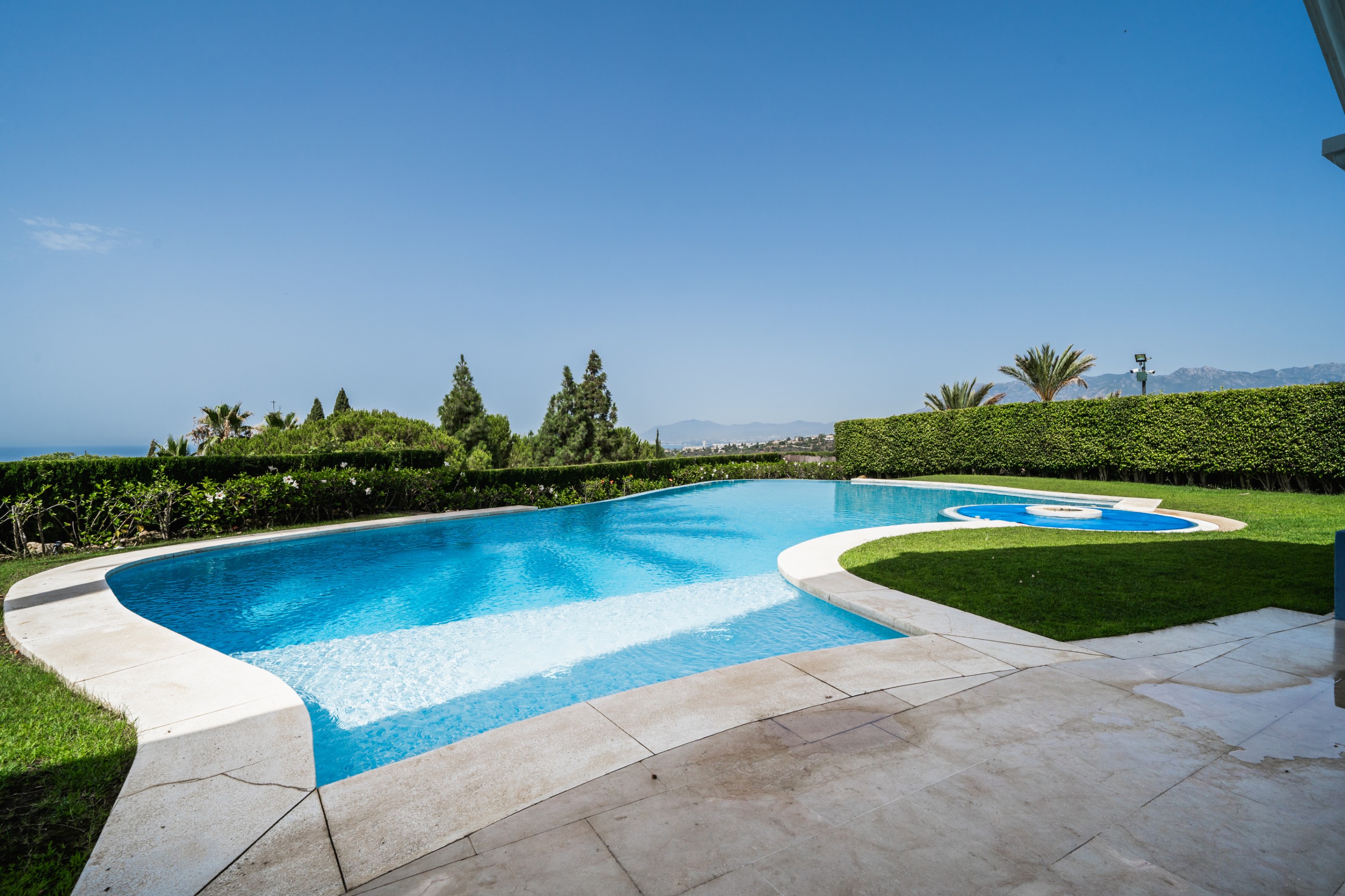 Casa de 6 Dormitorios en venta en Elviria, Marbella