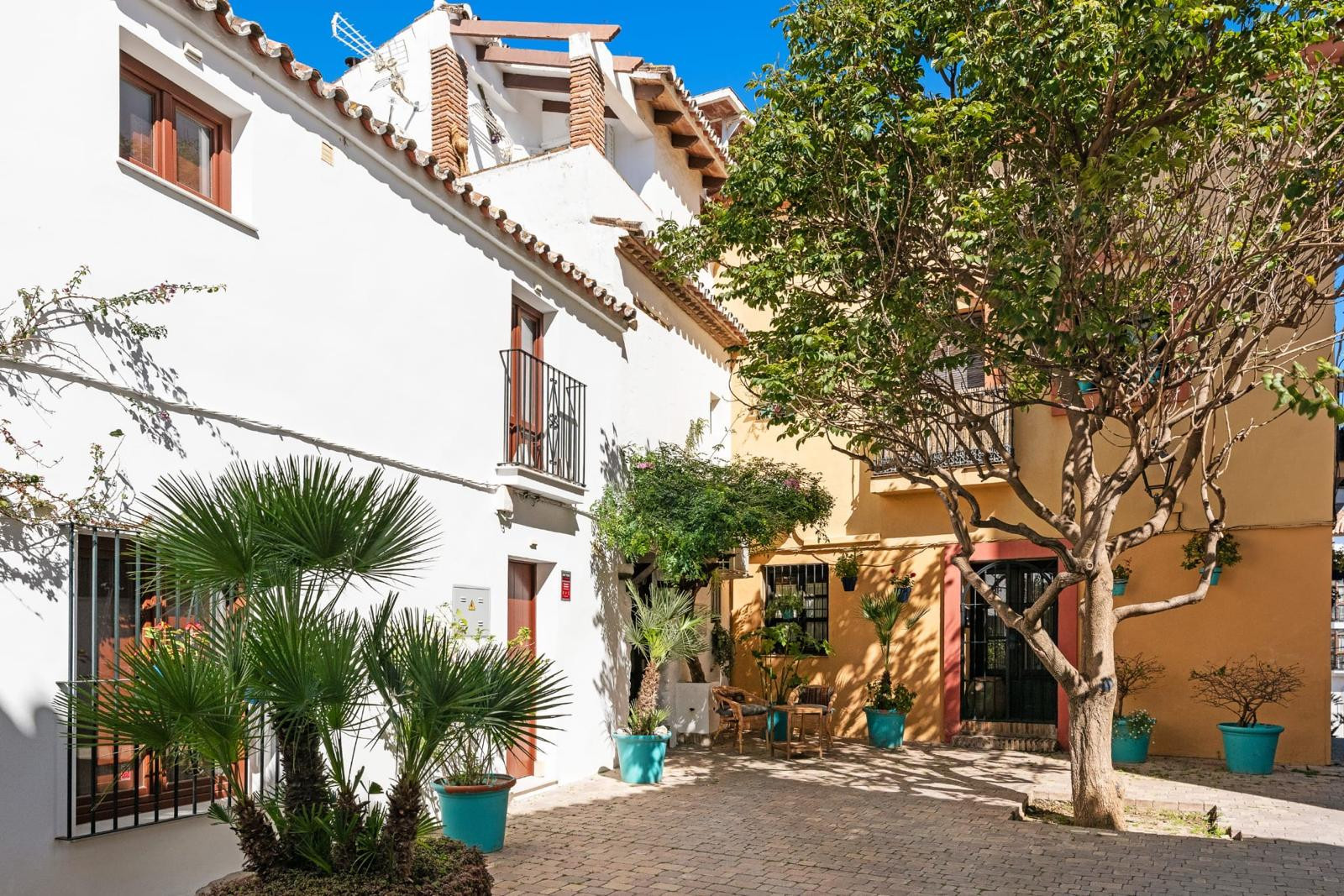 Casa Adosada de 2 Dormitorios en venta en La Alqueria, Estepona