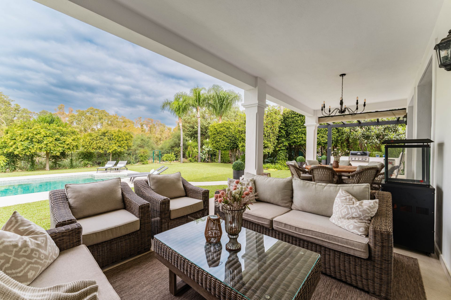 Casa de 6 Dormitorios en venta en La Alqueria, Estepona