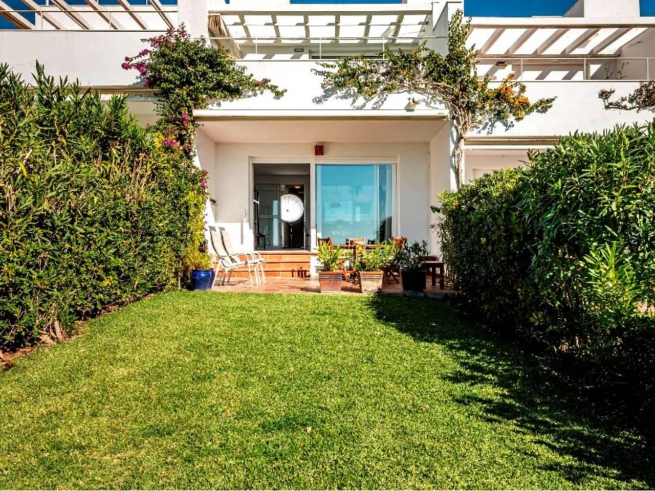Casa Adosada de 4 Dormitorios en venta en Conil de la Frontera