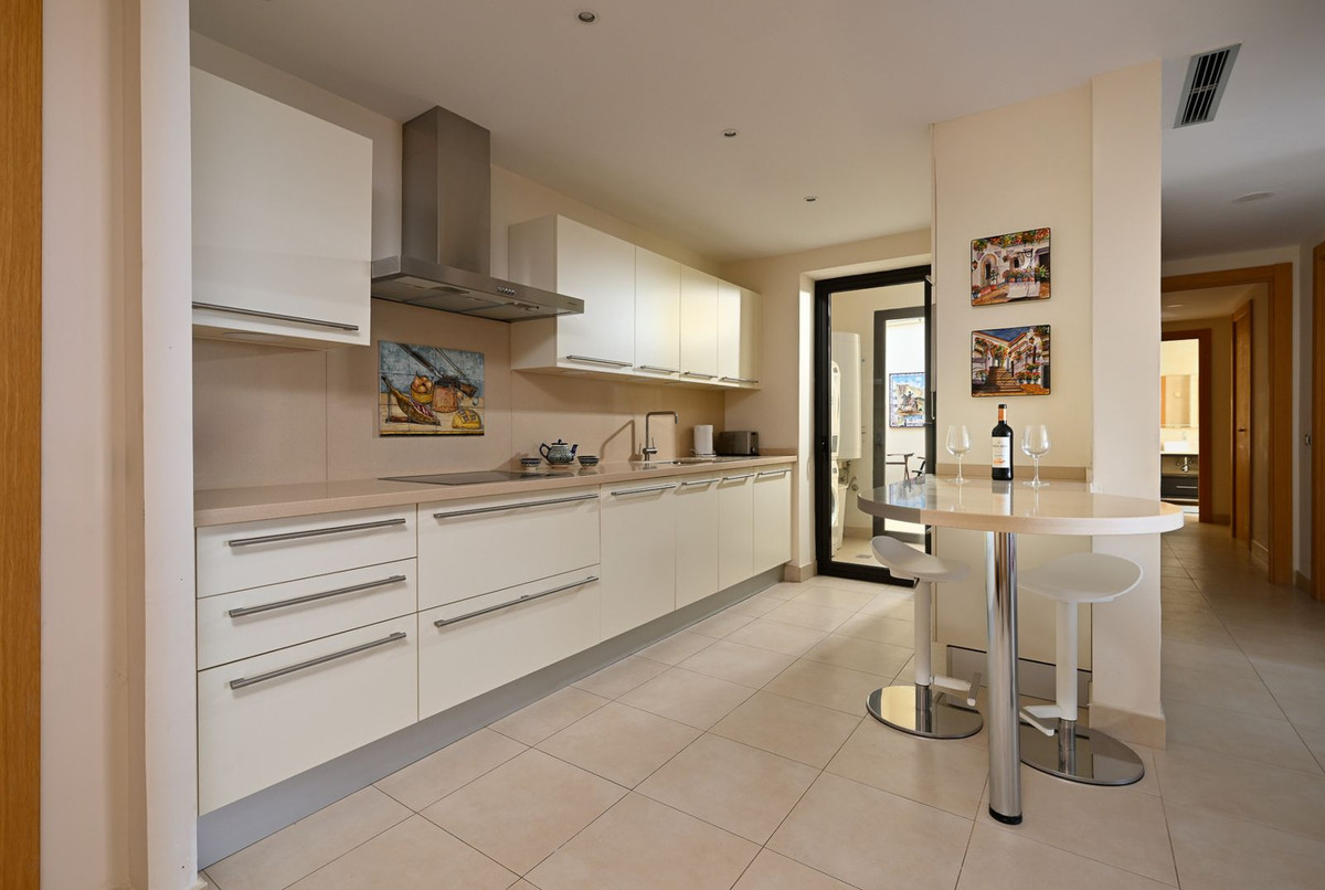 Piso de 3 Dormitorios en venta en Los Monteros, Marbella