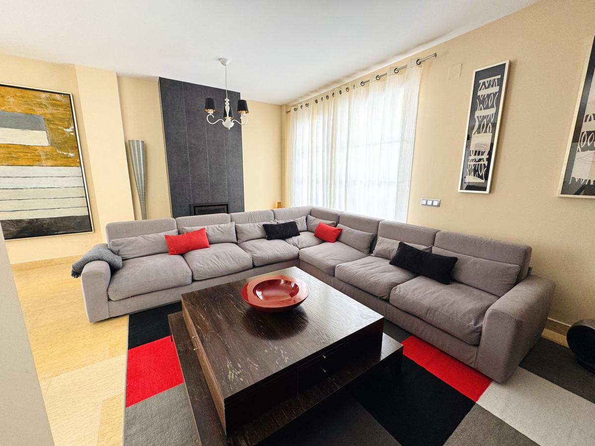 Casa de 5 Dormitorios y 5 Baños en venta en Nueva Milla de Oro, Estepona