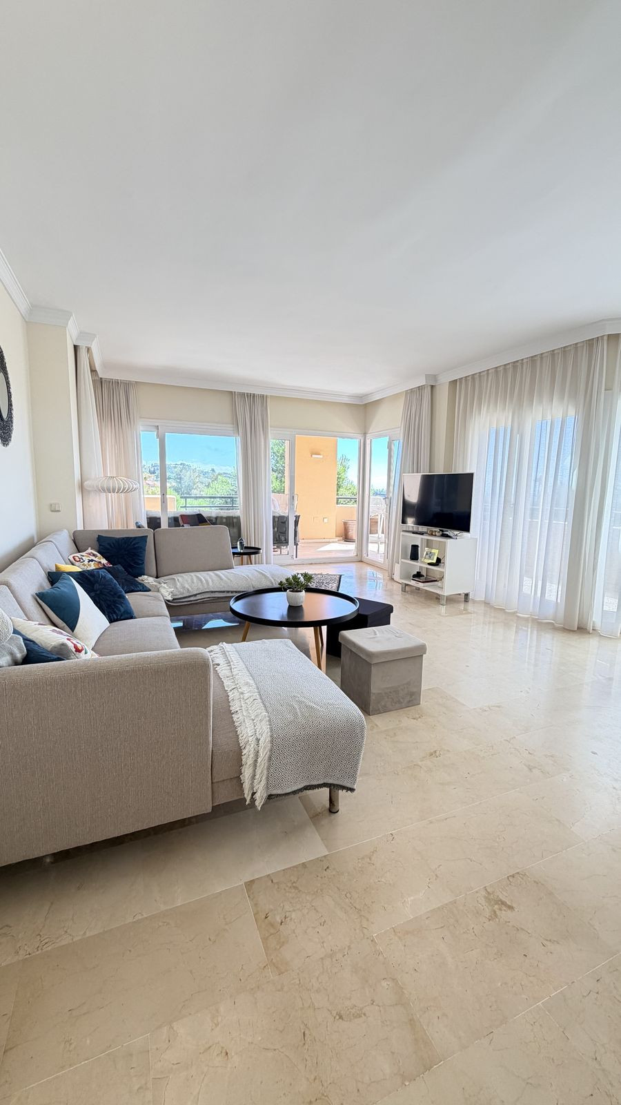 Piso de 3 Dormitorios y 2 Baños en venta en Elviria, Marbella