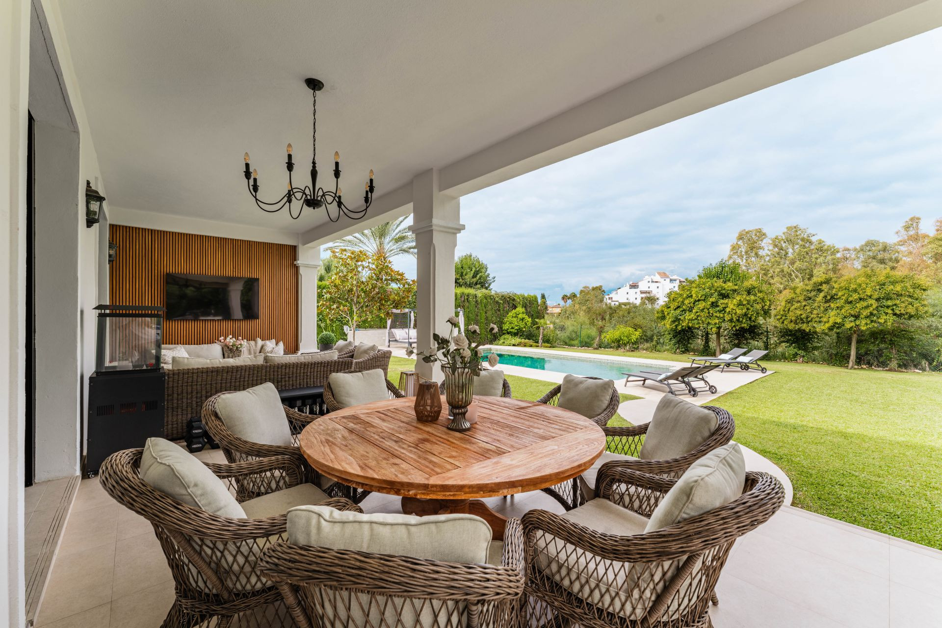 Casa de 6 Dormitorios en venta en La Alqueria, Estepona