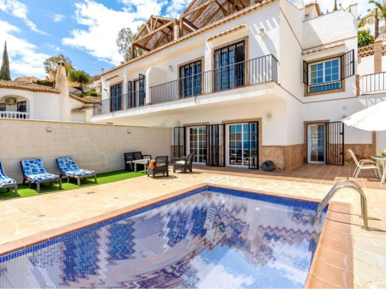 Casa Adosada de 4 Dormitorios y 3 Baños en venta en Almuñecar