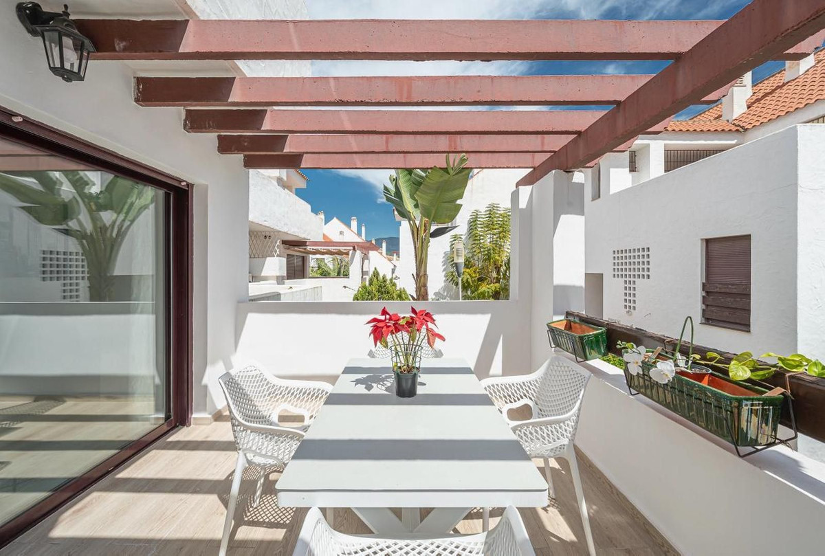 Piso de 3 Dormitorios en venta en Nueva Andalucía, Marbella